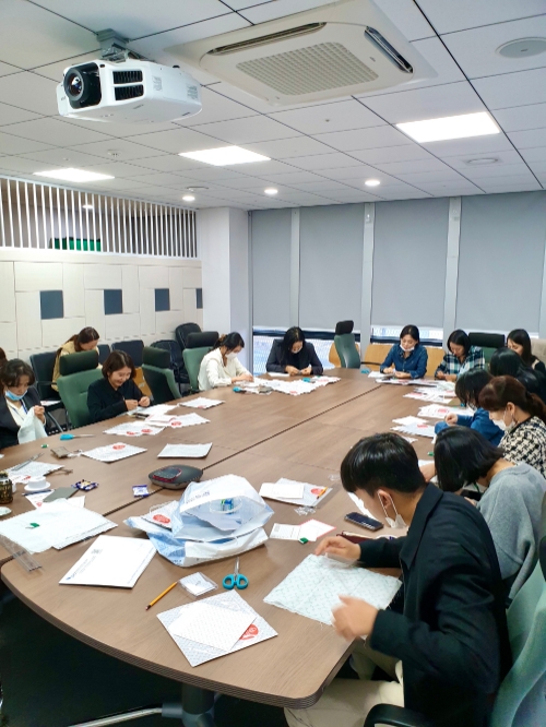30일 JDC 면세사업본부에서 JDC 드림나눔 봉사단을 대상으로 입양대기 아동을 위한 '손수건 만들기' 체험형 사회공헌 프로그램이 진행되고 있다.