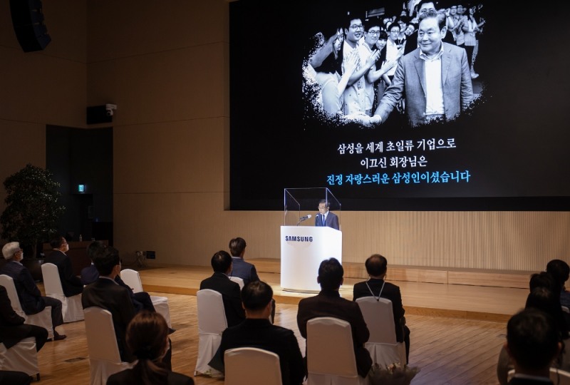 삼성전자가 2일 수원 삼성 디지털시티에서 김기남 대표이사 부회장, 김현석 대표이사 사장, 고동진 대표이사 사장 등 경영진과 임직원이 참석한 가운데 창립 51주년 기념식을 가졌다./사진=삼성전자 제공