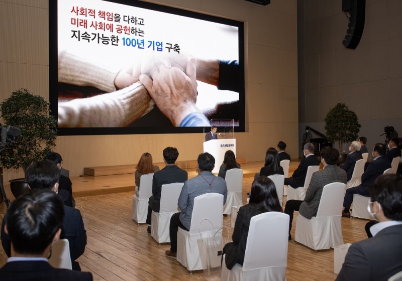 김기남 부회장은 창립기념사에서 사회적 책임을 다하고 미래 사회에 공헌하는 '지속가능한 100년 기업'의 기반을 구축하자&quot;고 당부했다./사진=삼성전자 제공