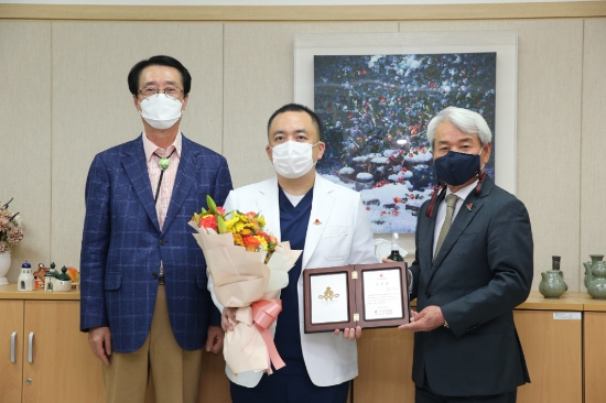 목포 올바른 정형외과 박형원 대표원장, 전남사랑의 열매 신안 2호 아너 소사이어티 가입/사진=신안군