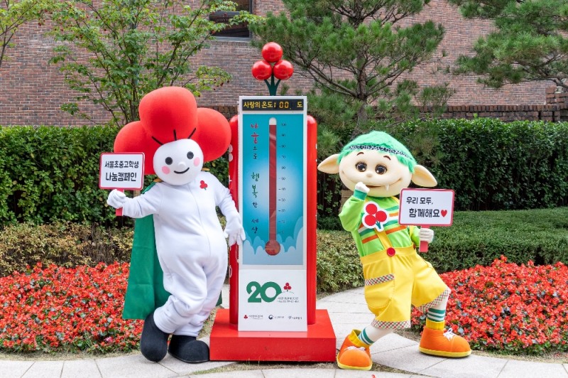 사랑의열매회관에서 EBS 캐릭터 ‘뚝딱이’와 사랑의열매 캐릭터 ‘열매둥이’가 2021 서울초중고 나눔캠페인 홍보영상을 찍고 있다./사진=서울 사랑의열매 제공