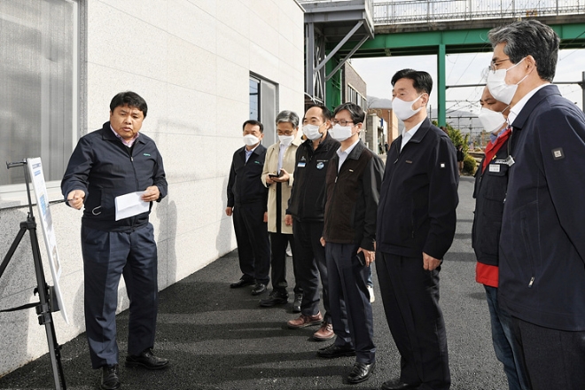한국철도공사와 국가철도공단 노사가 2일 오전 충북 영동 소재 황간시설관리반의 직원 처소 신축 현장을 방문해 개선상황을 점검하고 있다(사진 왼쪽 다섯 번째 손병석 한국철도 사장, 여섯 번째 김상균 국가철도공단 이사장).