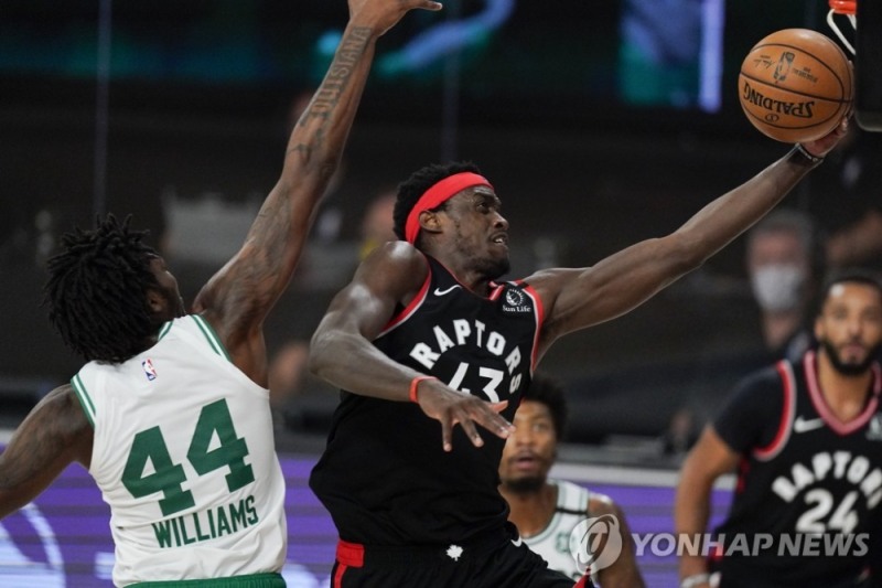 보스턴과 경기를 하고 있는 토론토.