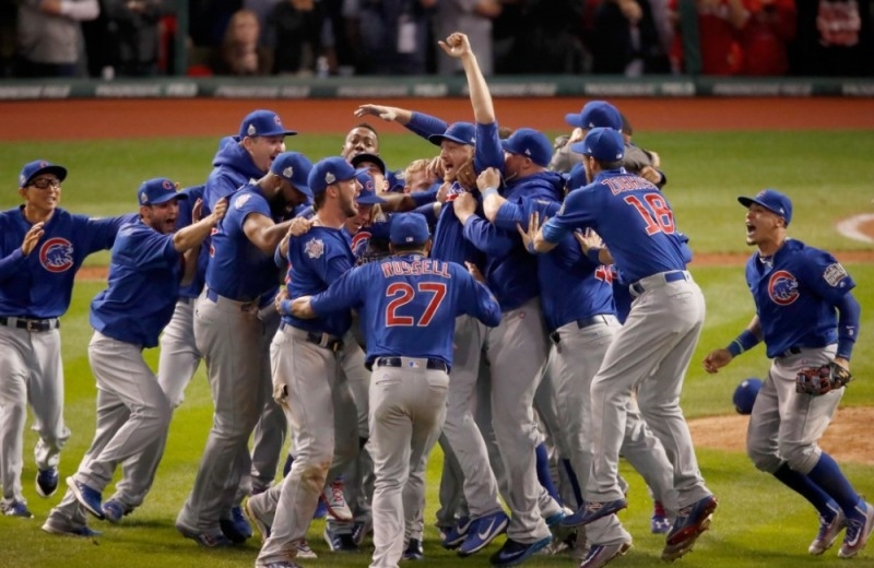 시카고 컵스는 2016년 월드시리즈서 108년만에 우승을 차지헀다.사진은 시카고 컵스 선수들이 월드시리즈 우승을 차지한 뒤 환호하는 모습.