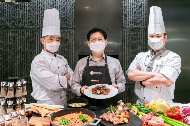 한화호텔앤드리조트 문석 대표이사가 프레시지와 함께 선보이는 다이닝 키트를 직접 시연했다