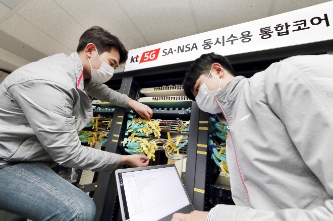 (사진=KT) KT 네트워크 직원들이 서울 구로구 KT 구로타워에서 ‘5G SA-NSA 통합 코어망’을 점검하고 있다. 