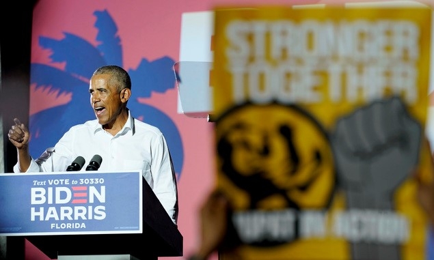 버락 오바마 전 미국 대통령이 미 대선을 하루 앞둔 2일(현지시간) 플로리다 마이애미에서 조 바이든 민주당 대선 후보를 위한 지원 유세를 하고 있다.