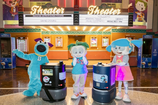 KT는 어린이 직업체험 테마파크 ‘키자니아’에 자율주행 기술에 기반을 둔 방역 서비스를 시범 운용한다고 4일 밝혔다. 사진은 모델들이 KT 자율주행 방역 서비스를 제공하는 ‘캠피온’을 중심으로 포즈를 취하고 있는 모습.