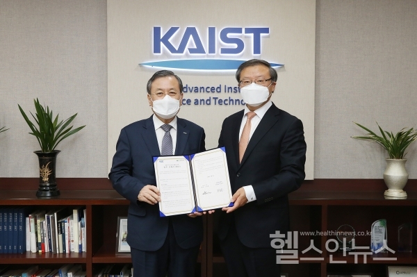 건양대병원제공,(왼쪽부터)KAIST신성철총장과건양대병원최원준의료원장이업무협약체결후기념촬영을하는모습