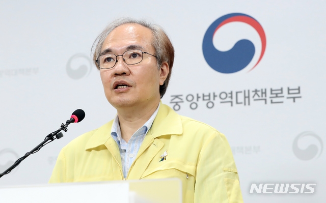권준욱 중앙방역대책본부 부본부장이 18일 오후 충북 청주 질병관리본부에서 신종 코로나바이러스 감염증(코로나19) 국내 발생 현황에 대해 브리핑하고 있다.