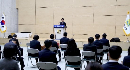 김영록 전라남도지사가 3일 오전 도청 왕인실에서 실·국장, 과장 등 신규직원들이 참여한 가운데 열린 공감과 소통을 위한 '11월 정례조회'에 참석했다./사진=전라남도