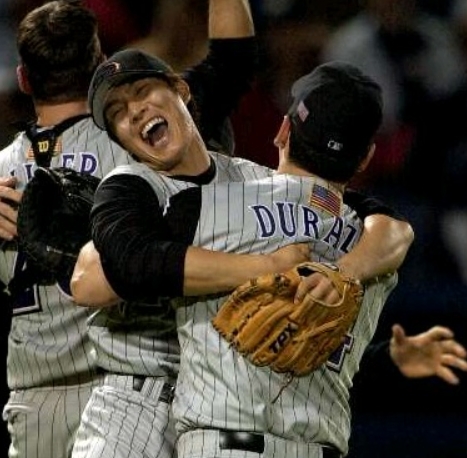 애리조나 사막에 사는 방울뱀 '다이아몬드백스' 이름을 팀명칭으로 쓴 애리조나 다이아몬드백스는 창단 3년만인 2001년 월드시리즈에서 우승을 차지했다. 사진은 김병현이 월드시리즈 우승을 하고 환호하는 모습.