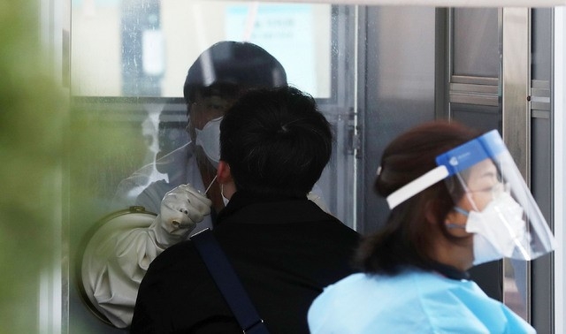 3일 오전 서울 중구 국립중앙의료원에 마련된 신종 코로나바이러스 감염증(코로나19) 선별진료소에서 의료진이 코로나19 검사를 받기 위해 찾은 시민들의 검체를 채취하고 있다.