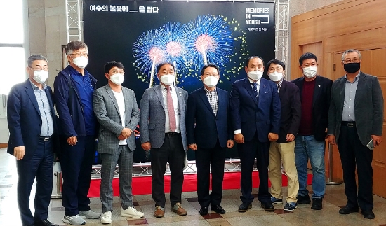 권오봉 여수시장이 지난 1일 진남문예회관에서 열린 2020 여수밤바다 불꽃축제 미디어 공모 사진전을 찾아 행사를 주관한 여수밤바다 불꽃축제 추진위원회를 격려하고 시민들의 참여를 독려했다./사진=여수시