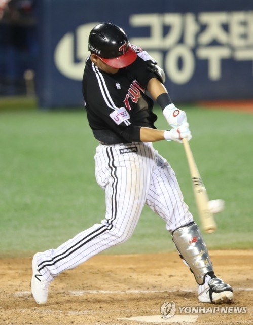 LG 타자 가운데 가장 뜨거운 방망이를 휘두르고 있는 김민성은 두산 선발 알칸타라에게도 올해 4타수 3안타에 홈런까지 날렸다.