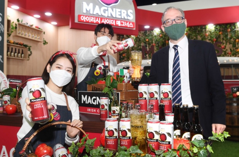 줄리안 클레어 주한 아일랜드 대사, 카페쇼 부스 방문