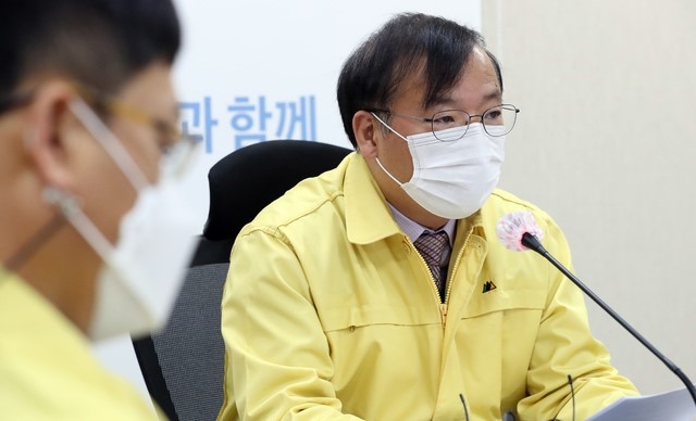 강도태 중앙재난안전대책본부 1총괄조정관(보건복지부 2차관)이 5일 오전 정부세종청사에서 열린 신종 코로나바이러스 감염증(코로나19) 대응 중대본 회의에서 모두발언을 하고 있다.