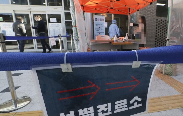 신종 코로나바이러스 감염증(코로나19) 신규 확진자가 118명으로 1일 124명 이후 3일 만에 세자릿수로 집계된 4일 서울 마포구 마포보건소에 차려진 선별진료소를 찾은 시민이 코로나19 검사를 받기 위해 대기하고 있다.