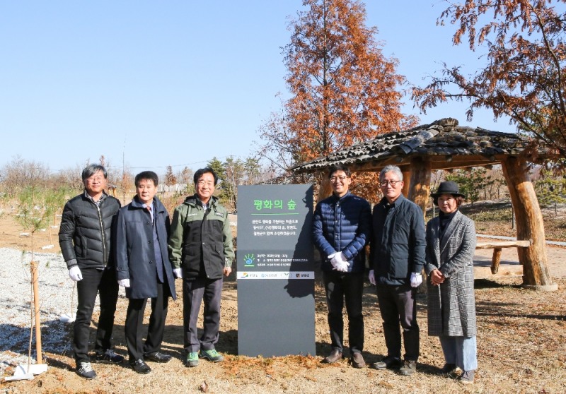지난 4일 강원도 철원군 동송읍 철원 DMZ평화문화광장에서 실시된 한반도 '평화의 숲' 조성 기념 행사에서 엄대식 동아에스티 회장(오른쪽에서 세번째), 이현종 철원군수(왼쪽에서 세번째) 등이 기념사진을 촬영하고 있다.