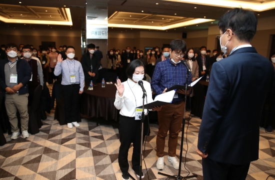 강진군은 지난 3일 2020년 신규 임용 공직자의 조직 적응력을 높이고 직무능력 향상에 도움을 주고자 도암면에 위치한 다산베아채 리조트에서 ‘2020년 신규 임용 공무원 멘토-멘티 결연식’을 개최했다/사진=강진군