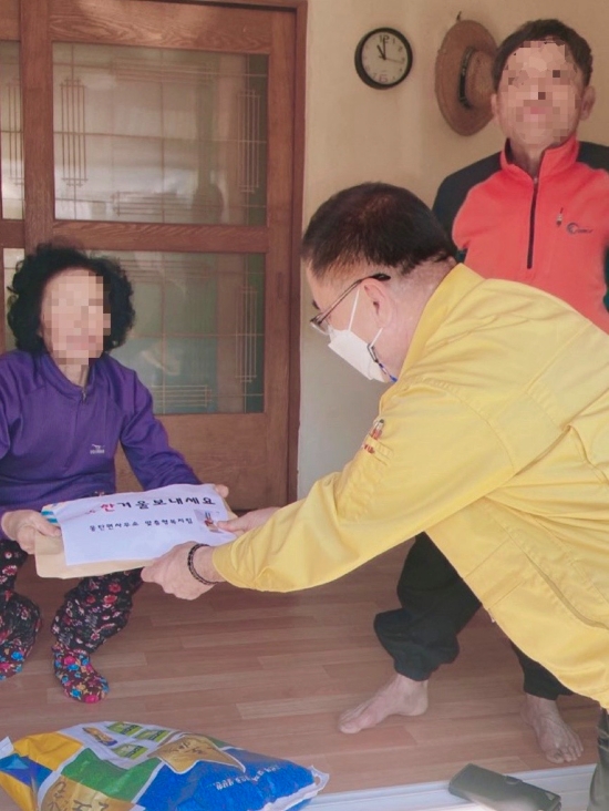 무안군 몽탄면 동절기물품 전달/사진=무안군