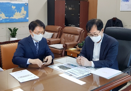 지난 4일 이승옥 강진군수가 해수부 박준영 차관을 만나 지역 현안사업에 대해 설명하고 있다/사진=강진군