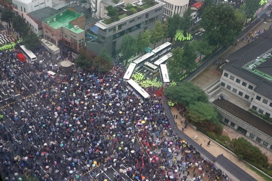 지난 8월 15일 서울 종로구 광화문 광장에서 대규모 집회가 열린 가운데 집회를 마친후 경찰 저지선을 뚫고 사직로에서 청와대로 가는길로 몰려와 경찰들과 대치하고 있다.