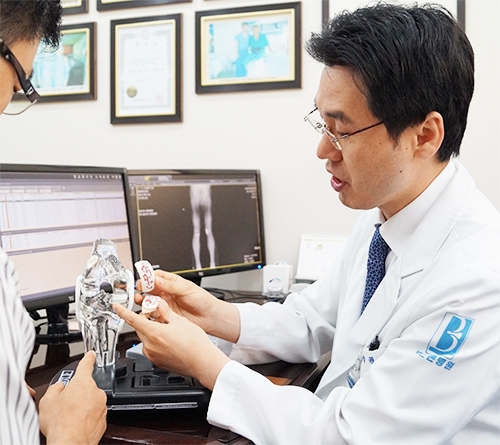 환자에게 무릎 인공관절 치환술을 설명하고 있는 안형권 병원장 / 사진제공=바른본병원