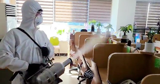 5일 오전 충남 천안과 아산지역에서 코로나19 확진자 21명이 집단으로 발생한 신한카드 신한생명 천안콜센터에서 방역 관계자들이 방역 작업을 하고 있다.