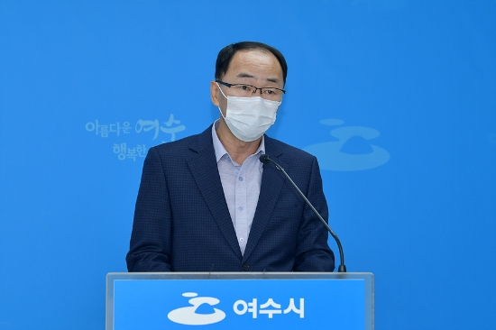 여수시는 5일 온라인 브리핑을 열고 최근 문제가 된 ‘돌산읍 평사리 공유수면 훼손 행위’에 대해 관련 법령에 따라 원상회복 명령을 내렸으며, 기한 내 완전한 원상복구 후 점사용 허가 취소를 하고 수사결과에 따라 고발 등 추가적인 조치도 검토하는 등 한 치의 의혹도 없이 법에 따라 철저히 이행하겠다고 밝혔다./사진=여수시