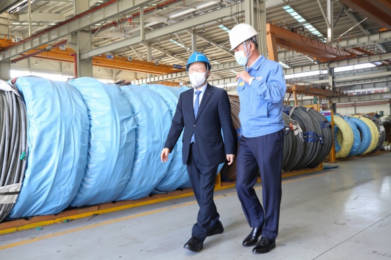 (사진=신용보증기금) 윤대희 신용보증기금 이사장(왼쪽 첫 번째)이 지난달 20일 경북 영천시 소재 우신스틸을 방문해 코로나19 피해기업 현장의 목소리를 직접 듣고 있다.