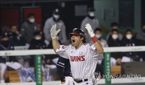 라모스가 5일 플레이오프 2차전에서 4회와 5회에 연타석으로 홈런을 날린 뒤 환호하고 있다.