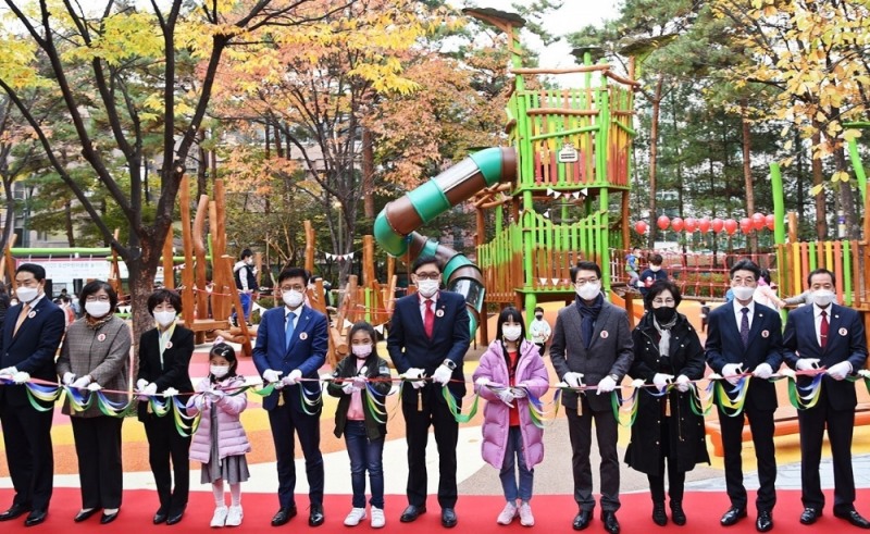 (세이브더칠드런과 ㈜코오롱이 2020년 11월 서울시 성동구 ‘도선어린이놀이터’를 개장했다.)