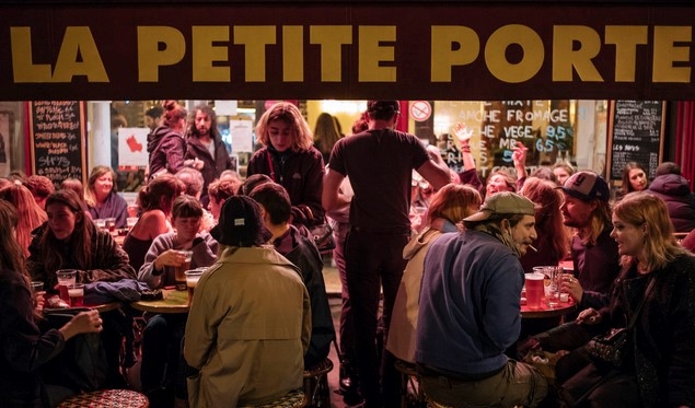 지난 10월 5일(현지시간) 프랑스 파리의 한 술집 전경.