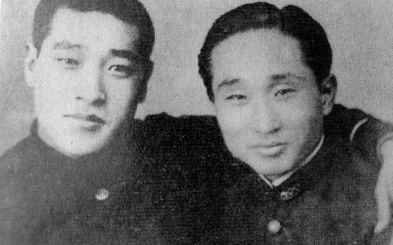 동갑내기이지만 학년이 빨라 1년 선배가 된 남승룡(오른쪽)과 손기정의 양정고보 시절. 어깨동무를 한 모습이 정다워 보인다.