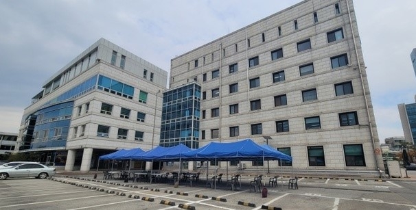 양평군청 주차장에 마련된 코로나19 임시선별진료소.