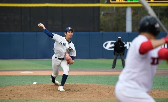 2020전국명문고야구열전 D조예선 대전고와 강릉고경기에서 구원투수로 올라온 강릉의 엄지민이 역투를 하고 있다. 강릉이 7-5로 역전승을 거두고 4강에 올라 경남과 결승진출을 다툰다