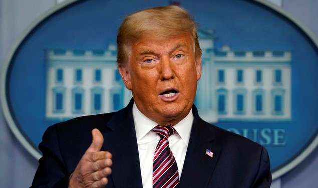 도널드 트럼프 미국 대통령이 5일(현지시간) 백악관 브리핑룸에서 연설하고 있다. 트럼프 대통령은 "합법적인 표만 계산한다면 내가 쉽게 이긴다"라고 주장했다. 한편 트럼프 대통령 측이 대선 개표와 관련해 제기한 소송은 잇따라 기각되고 있다.