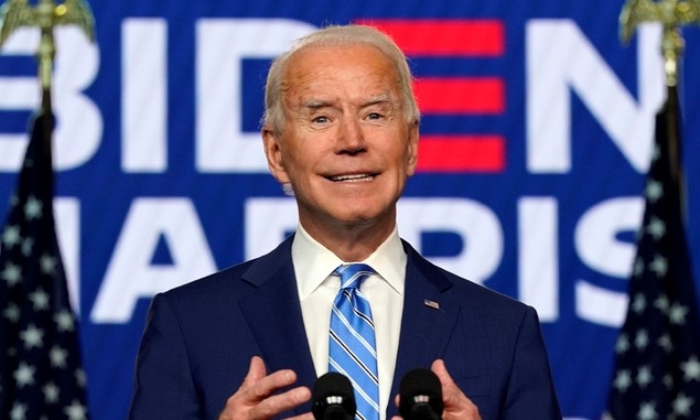조 바이든 미 민주당 대선 후보가 4일(현지시간) 자택이 있는 델라웨어주 윌밍턴에서 연설하고 있다.