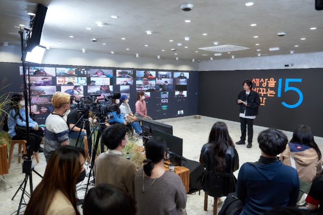 LG유플러스는 지난 10월 28일 강남의 복합문화공간 ‘일상비일상의틈’에서 "나만의 방식으로 일상을 바꿉니다"라는 주제로 MZ세대를 대상으로 한 언택트 강연 ‘세상을 바꾸는 시간 15분(이하 세바시)’이 열렸다고 8일 밝혔다. 사진은 세바시 강연 중 래퍼 조광일이 자신의 경험담을 설명하고 있는 모습.