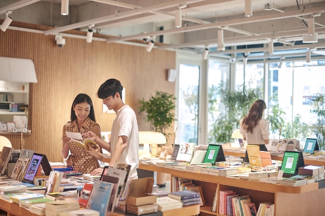 사진은 ‘일상비일상의틈’ 3층 스토리지북앤필름을 MZ세대 고객들이 둘러보고 있는 모습.