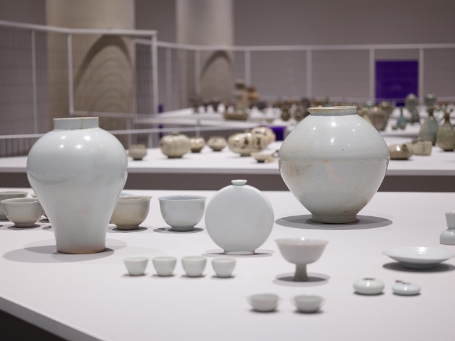 아모레퍼시픽미술관 고미술 소장품 특별전 전시장 내 도자 작품