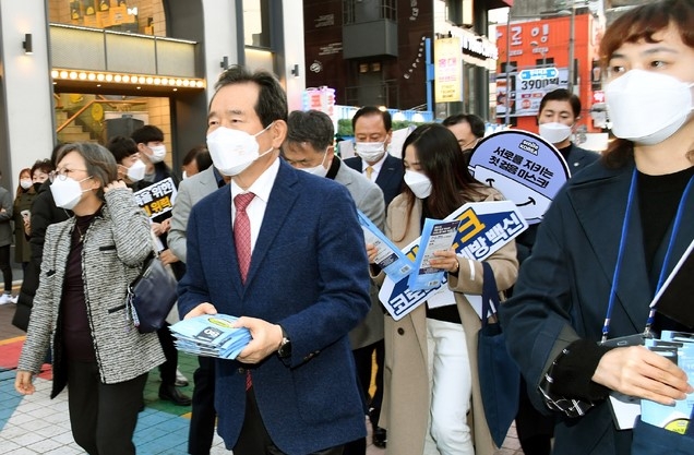 정세균 국무총리가 7일 서울 마포구 홍대 주차장 거리에서 생활 방역 사회적 거리두기와 마스크 착용 캠페인을 하고 있다. (사진=총리실 제공)