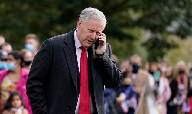 마크 메도스 미국 백악관 비서실장이 지난달 30일(현지시간) 백악관 남쪽 잔디밭에 서서 통화하고 있다. 6일 미국 언론들은 메도스 비서실장이 신종 코로나바이러스 감염증(코로나19)에 감염됐다고 보도했다.