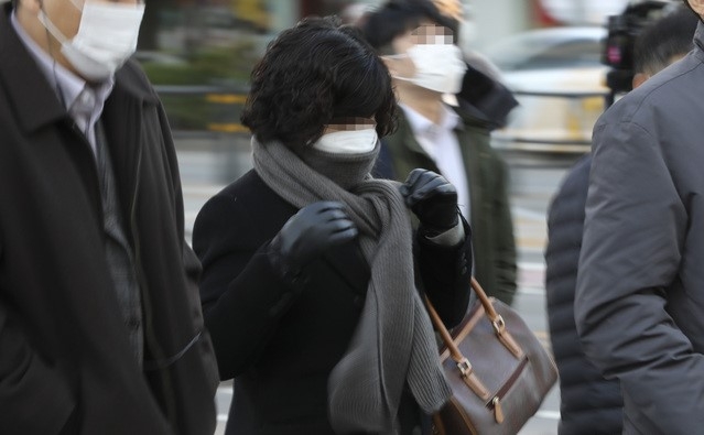 서울 최저기온이 영하 1도까지 떨어진 지난 4일 서울 광화문 네거리에서 시민들이 출근길 발걸음을 재촉하고 있다.