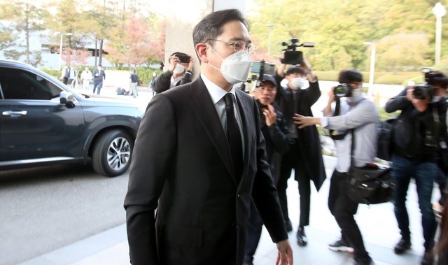 이건희 삼성그룹 회장이 별세한 지난달 25일 서울 강남구 삼성서울병원 장례식장에 이재용 삼성전자 부회장이 도착하고 있다. (공동취재사진)