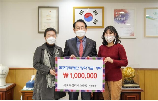 왼쪽부터 이경순 회장 김종식 목포시장 강정순 사무국장/사진=목포시
