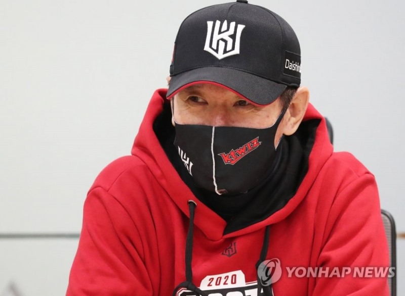 두산과 플레이오프전을 앞둔 KT 이강철 감독이 8일 경기도 수원케이티위즈파크에서 훈련에 앞서 플레이오프전 운용에 대한 구상을 밝혔다.