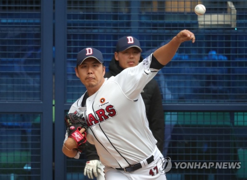 두산은 현역선수 가운데 최다 홀드를 보유한 권혁을 비롯해 선수 13명, 2군 코치 4명과 내년시즌 계약을 맺지 않기로 했다.