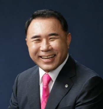 (사진=대한빙상경기연맹) 대한빙상경기연맹 회장에 출마한 제너시스BBQ그룹 윤홍근 회장